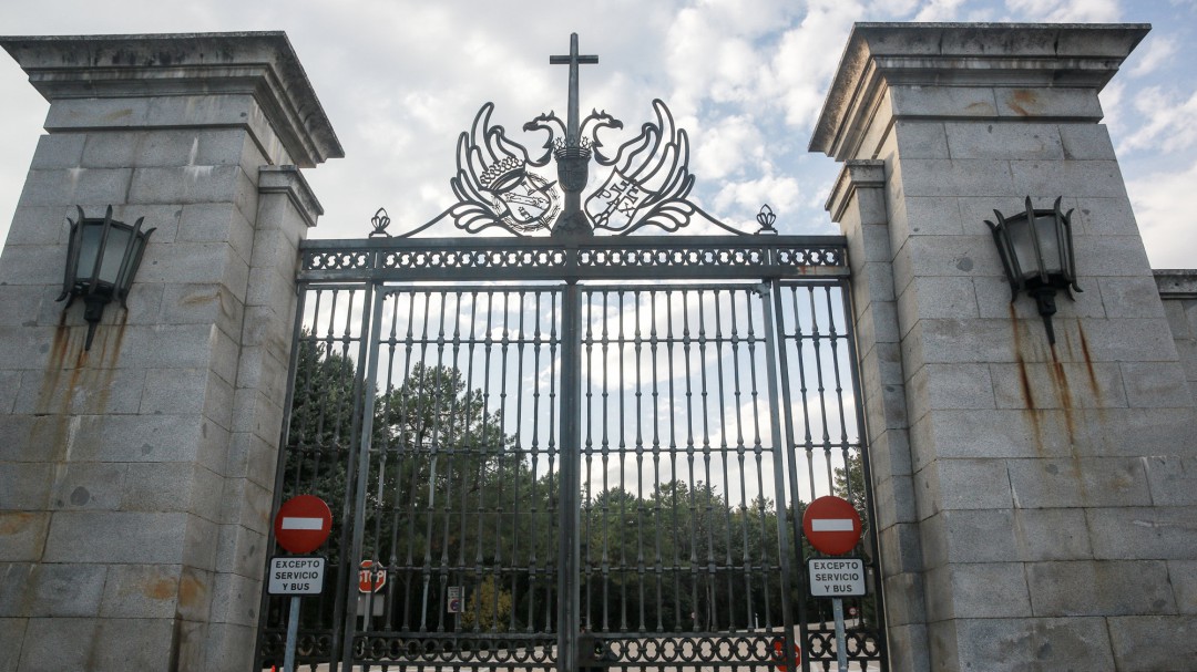 El Gobierno rechaza que los restos de Franco sean cubiertos con la bandera española como pide la familia