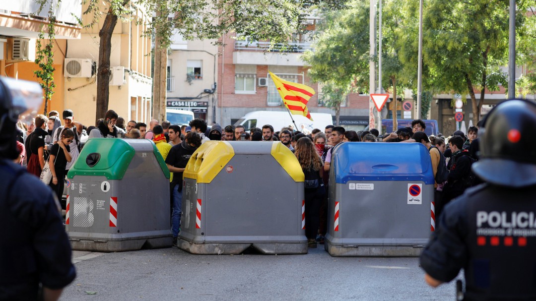 Los Mossos detienen a dos jóvenes por impedir la salida de Rivera de un acto