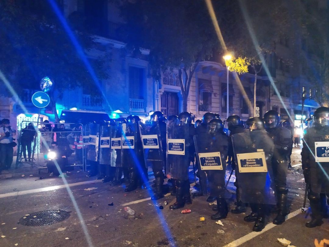 Mossos d'Esquadra alrededor de la Delegación del Gobierno en Barcelona tras una carga. Mossos d'Esquadra alrededor de la Delegación del Gobierno en Barcelona tras una carga.