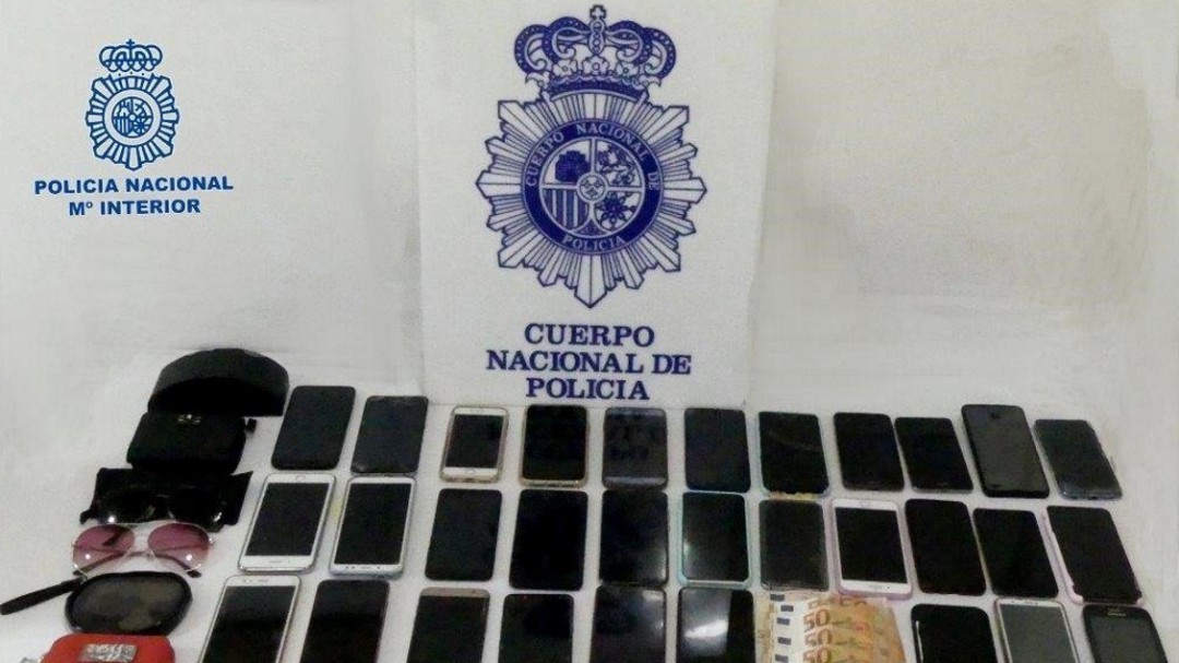Detenidos por robar más de 30 móviles en la Feria