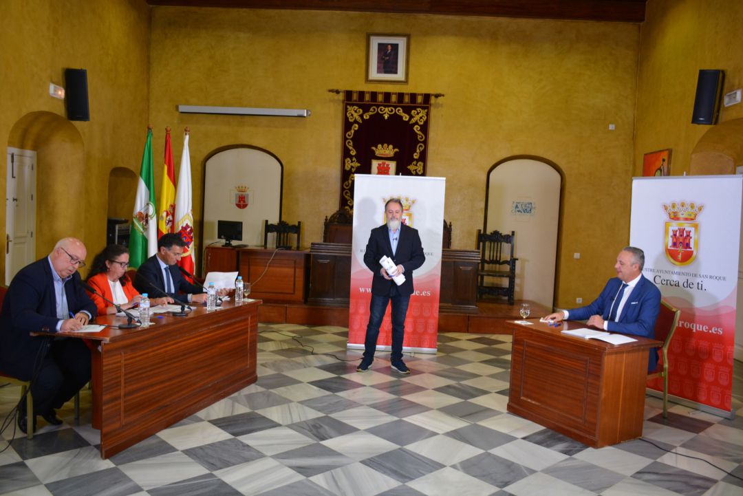 Juan Carlos Ruiz Boix, en una entrevista con periodistas de la comarca este lunes en San Roque. Juan Carlos Ruiz Boix, en una entrevista con periodistas de la comarca este lunes en San Roque.