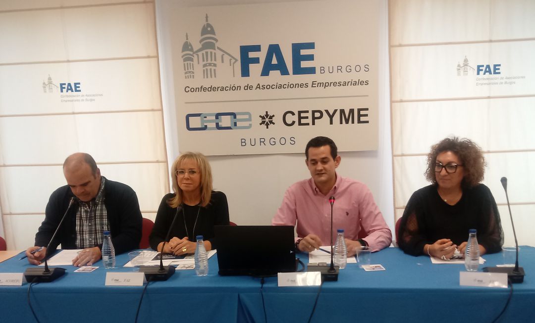 De izda a dcha: Fernando Llorente (ACOREBU), Emiliana Molero (FAE), Enrique Mata (FPHB) y Consuelo Fontecha (FEC) De izda a dcha: Fernando Llorente (ACOREBU), Emiliana Molero (FAE), Enrique Mata (FPHB) y Consuelo Fontecha (FEC)