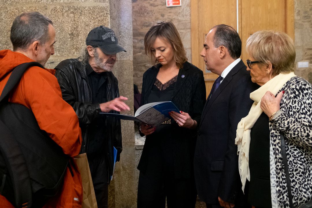 Miquel Fuster, ilustrador del manual, enseña detalles de la guía a Fabiola García Miquel Fuster, ilustrador del manual, enseña detalles de la guía a Fabiola García