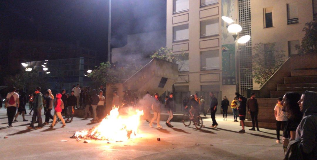 Foguera a la plaça 1 d'Octubre. Foguera a la plaça 1 d'Octubre.
