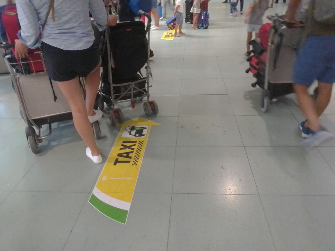 Carteles sobre el buen uso del taxi en el Aeropuerto de Ibiza Carteles sobre el buen uso del taxi en el Aeropuerto de Ibiza