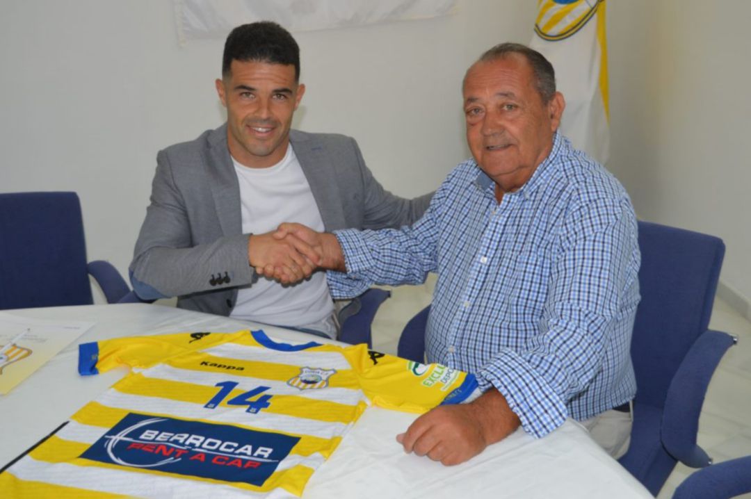 Casado tras firmar por el Coria CF para esta temporada Casado tras firmar por el Coria CF para esta temporada