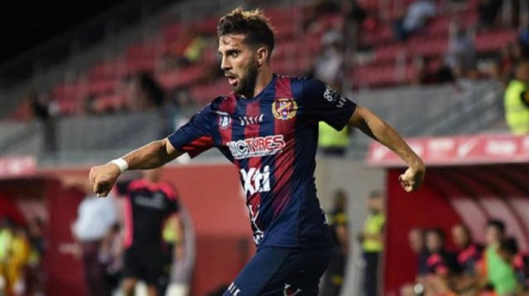 Víctor Fenoll con la camiseta del Yeclano Víctor Fenoll con la camiseta del Yeclano