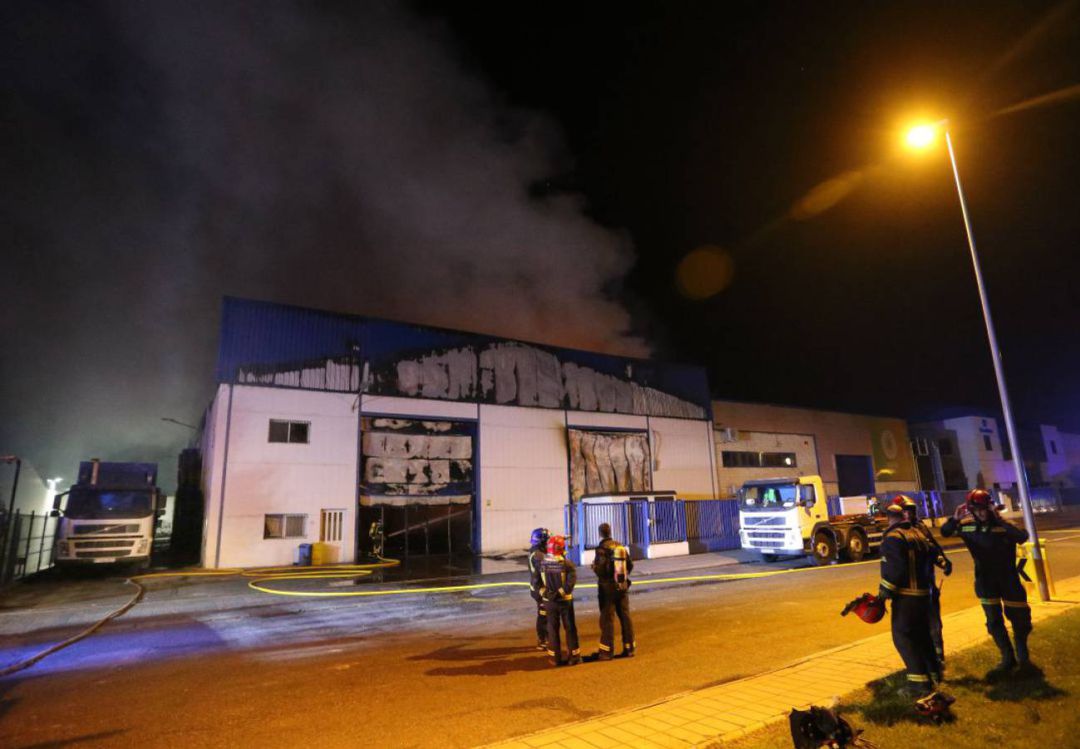 El incendio en el polígono de Venta de Baños (Palencia) causó importantes daños materiales El incendio en el polígono de Venta de Baños (Palencia) causó importantes daños materiales