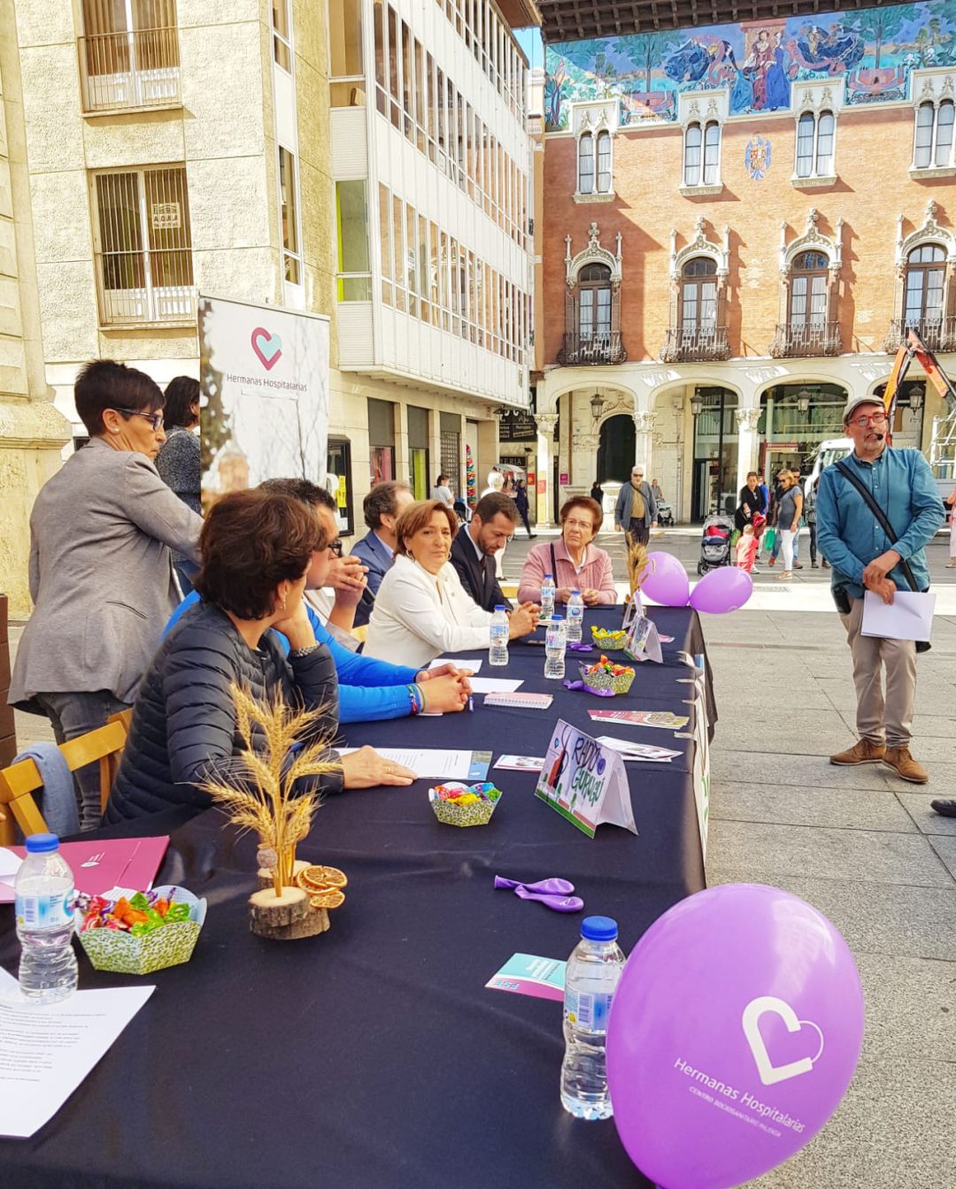 Programación especial de Radio Gurugú, de Hermanas Hospitalarias Palencia, en la calle con motivo del Día Mundial de la Salud Mental Programación especial de Radio Gurugú, de Hermanas Hospitalarias Palencia, en la calle con motivo del Día Mundial de la Salud Mental