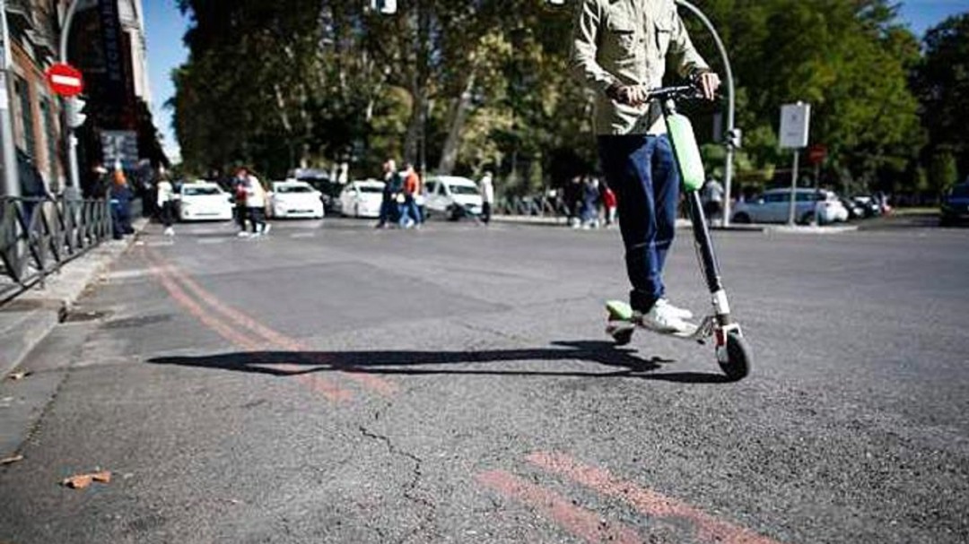 Sólo por la calzada, en tramos urbanos y a 25 km/h