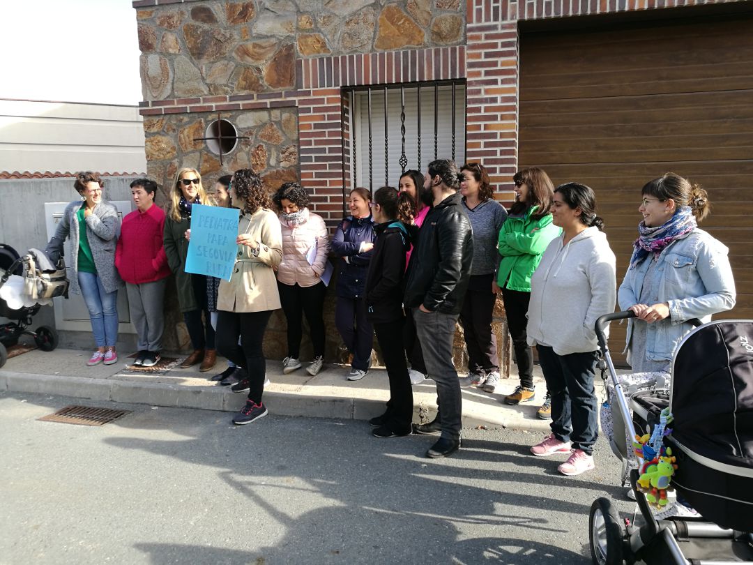 Un grupo de padres espera la llegada del presidente de la Junta a Otero de Herreros Un grupo de padres espera la llegada del presidente de la Junta a Otero de Herreros