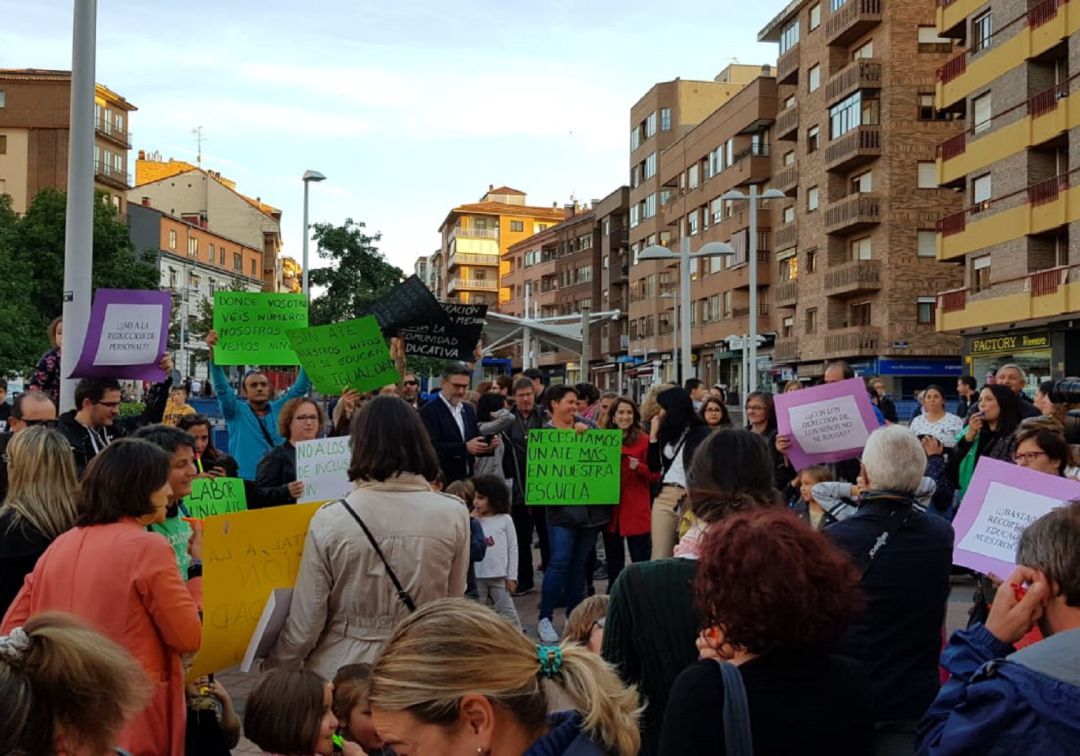 Los padres y madres del Fray Juan de la Cruz denuncian los recortes en el colegio