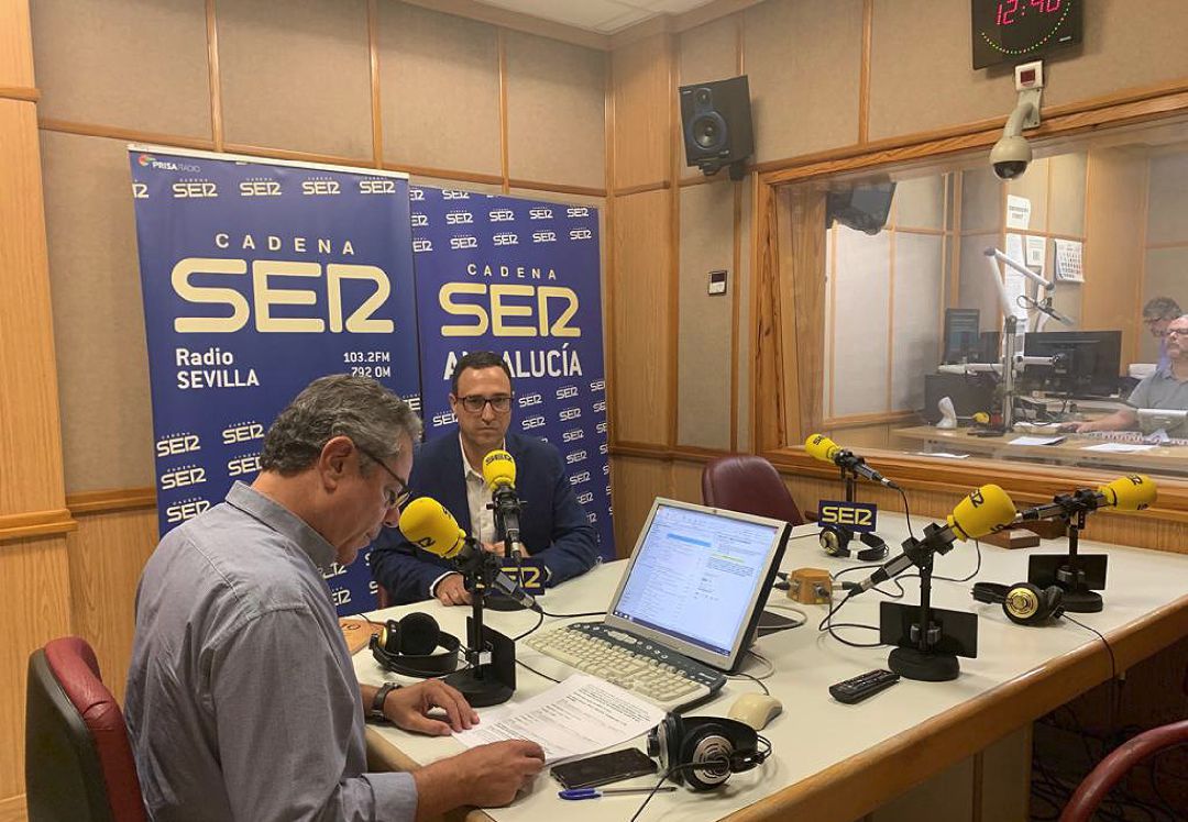 En la imagen Salomón Hachuel entrevistando al profesor Enrique Carrasco En la imagen Salomón Hachuel entrevistando al profesor Enrique Carrasco