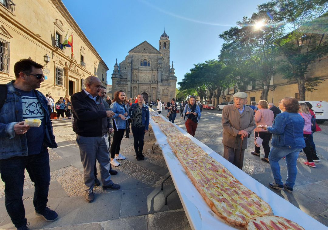 Cientos de personas degustan en Úbeda una gigantesca tostada de 100 metros