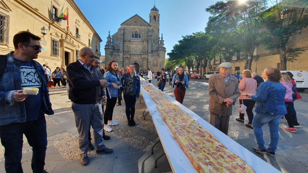 Cientos de personas degustan en Úbeda una gigantesca tostada de 100 metros