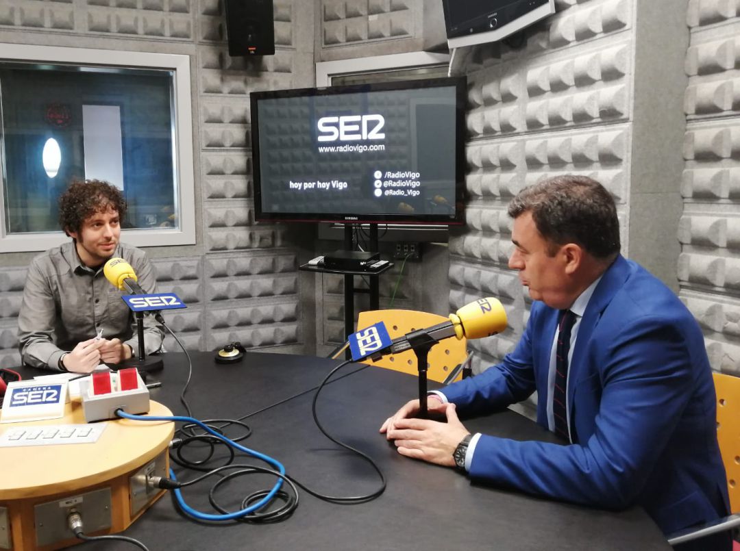 Entrevista en los estudios de Radio Vigo al conselleiro de Cultura e Turismo, Román Rodríguez (derecha). Entrevista en los estudios de Radio Vigo al conselleiro de Cultura e Turismo, Román Rodríguez (derecha).