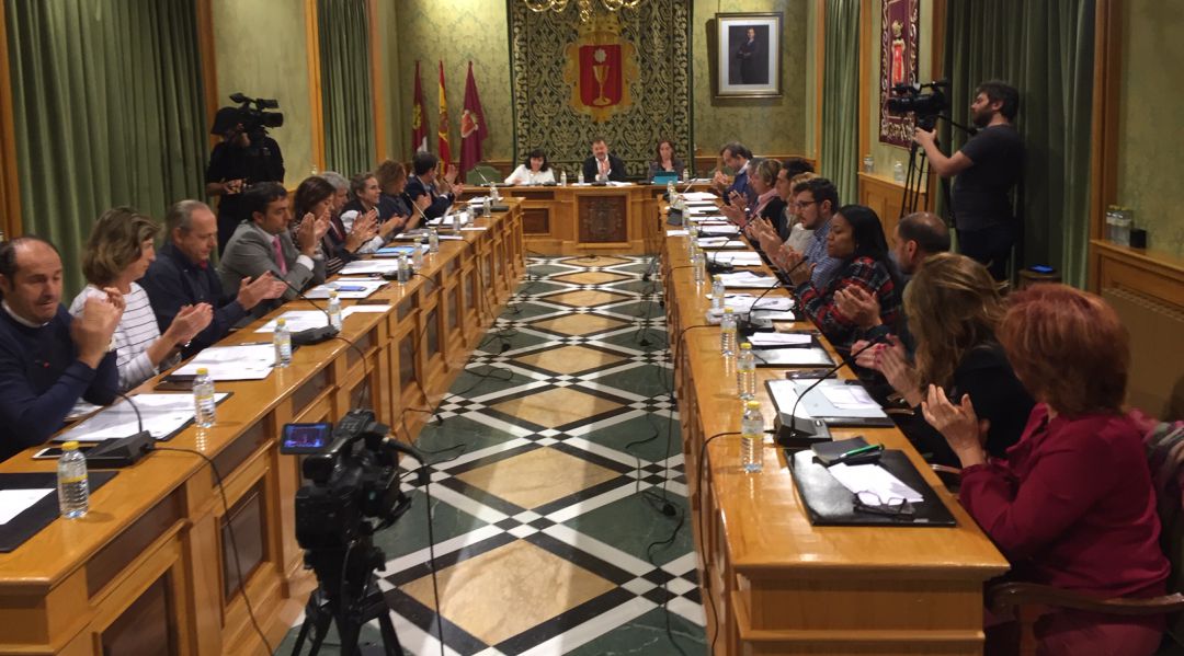 El pleno aplaude la concesión del titulo de Hijo Adoptivo de Cuenca a Antonio Pérez El pleno aplaude la concesión del titulo de Hijo Adoptivo de Cuenca a Antonio Pérez