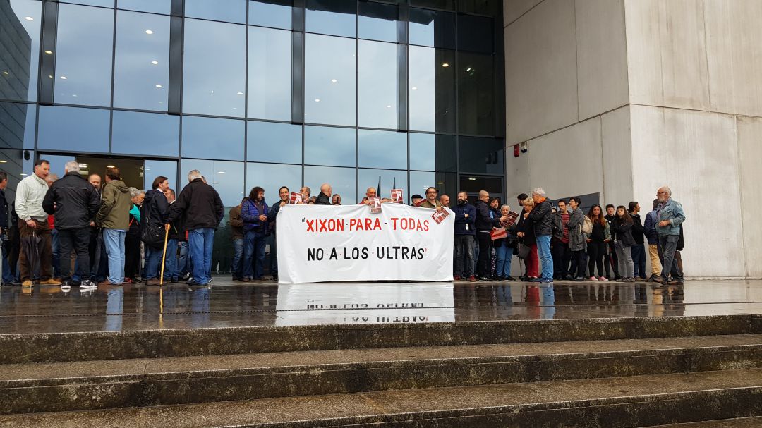 Decenas de personas se concentraron a las puertas del juzgado para condenar la violencia ultra. Decenas de personas se concentraron a las puertas del juzgado para condenar la violencia ultra.