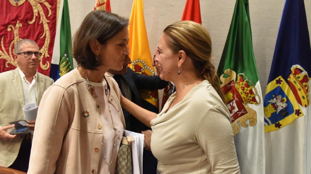 La ministra de Turismo anuncia a María Dolores Corujo la posible rebaja de tasas aéreas