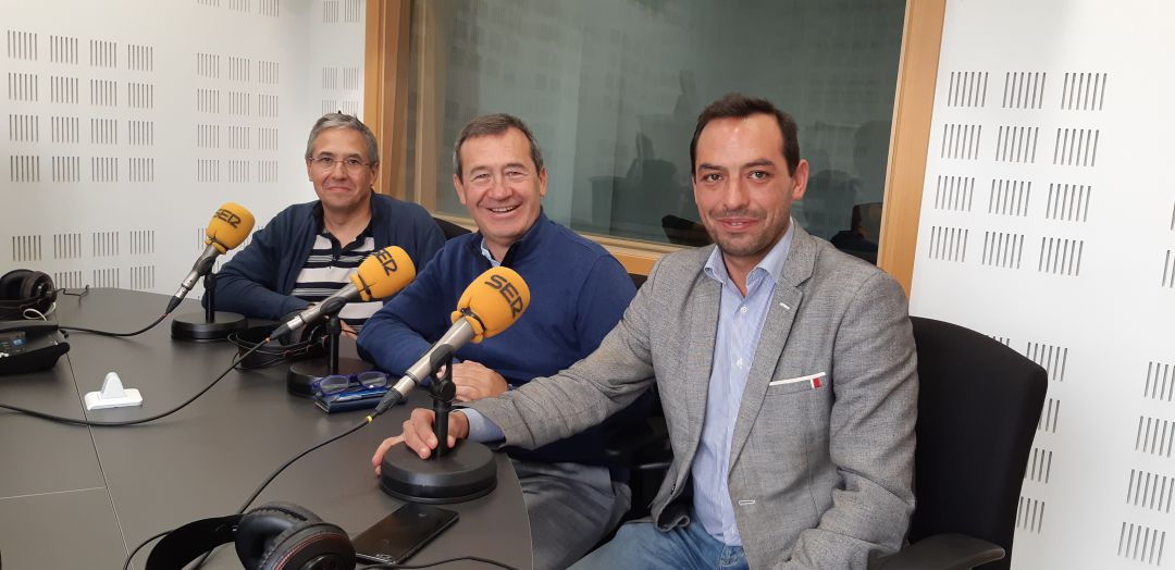 De izquierda a derecha, Jesús Pérez (portavoz de Más Madrid Compromiso por Getafe), Isidoro Ortega (Teniente Alcalde Fuenlabrada por el PSOE) y Jose Manuel Zarzoso (portavoz del PP en Parla) De izquierda a derecha, Jesús Pérez (portavoz de Más Madrid Compromiso por Getafe), Isidoro Ortega (Teniente Alcalde Fuenlabrada por el PSOE) y Jose Manuel Zarzoso (portavoz del PP en Parla)