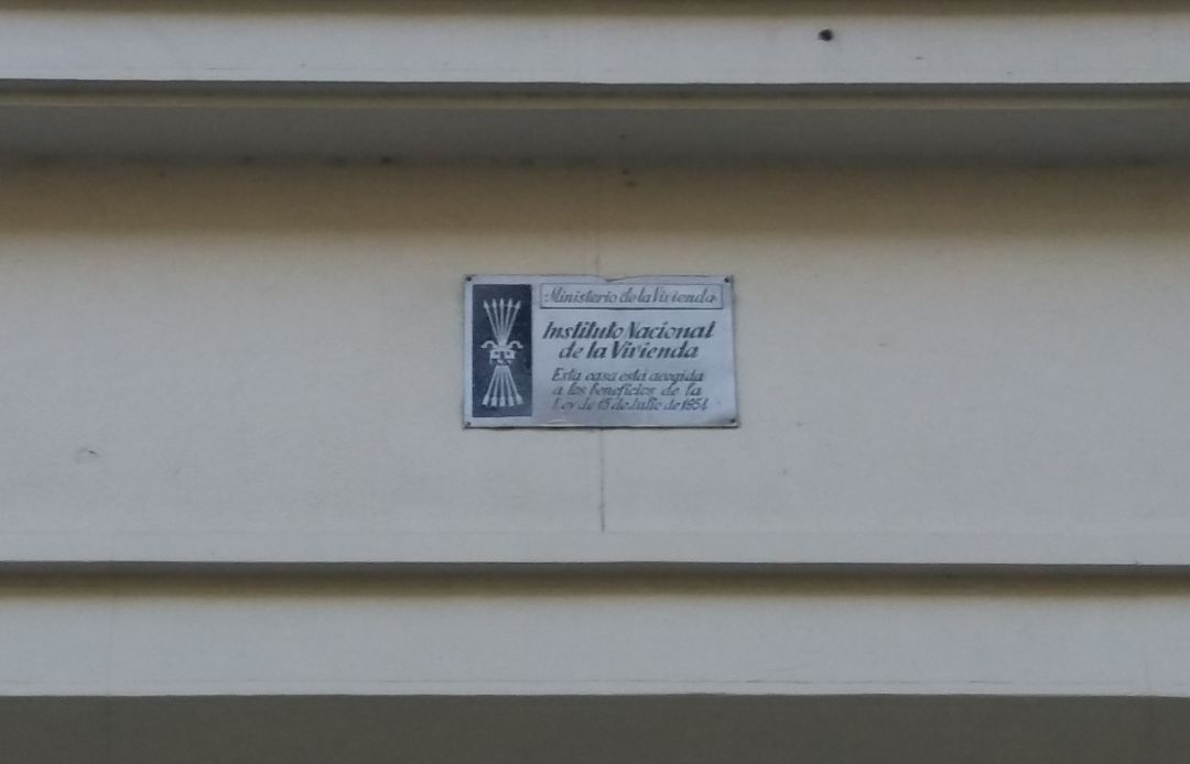 Placa con simbología franquista en un portal de Vitoria Placa con simbología franquista en un portal de Vitoria