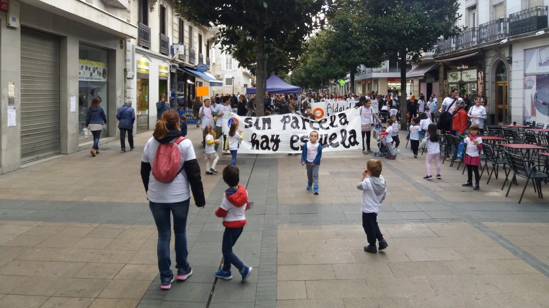 Las familias de Aldaialde claman por el nuevo colegio