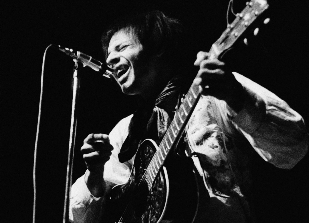 Arthur Lee durante una actuación con Love en 1970 Arthur Lee durante una actuación con Love en 1970
