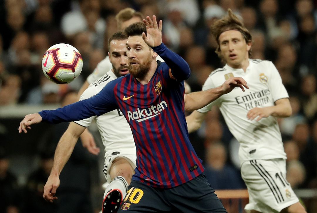 Carvajal, Messi y Modric, en un Clásico entre el Barcelona y el Real Madrid. Carvajal, Messi y Modric, en un Clásico entre el Barcelona y el Real Madrid.