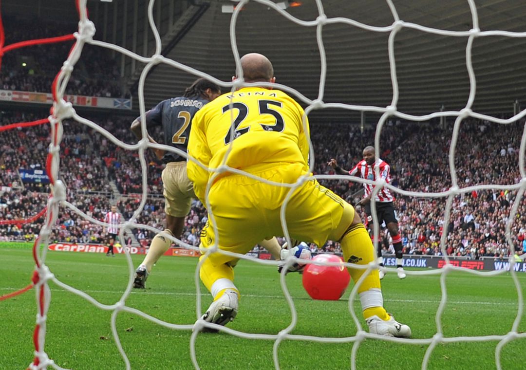 El chut de Darren Bent tocó en el balón de playa y se coló en la portería de Pepe Reina El chut de Darren Bent tocó en el balón de playa y se coló en la portería de Pepe Reina