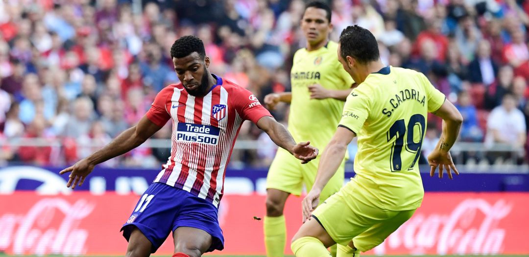 Lemar y Cazorla pugnan por llevarse la pelota en el Wanda Metropolitano Lemar y Cazorla pugnan por llevarse la pelota en el Wanda Metropolitano