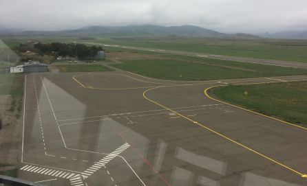 Aspecto de las pistas de aterrizaje, desiertas, desde la torre de control Aspecto de las pistas de aterrizaje, desiertas, desde la torre de control