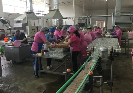 Interior de la fábrica de la empresa Artsakh Fruits, en las afueras de Stepanakert. Interior de la fábrica de la empresa Artsakh Fruits, en las afueras de Stepanakert.