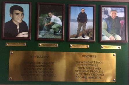 Placa en recuerdo de algunos de los trabajadores de Halo Trust fallecidos mientras realizaban actividades de desminado. Placa en recuerdo de algunos de los trabajadores de Halo Trust fallecidos mientras realizaban actividades de desminado.