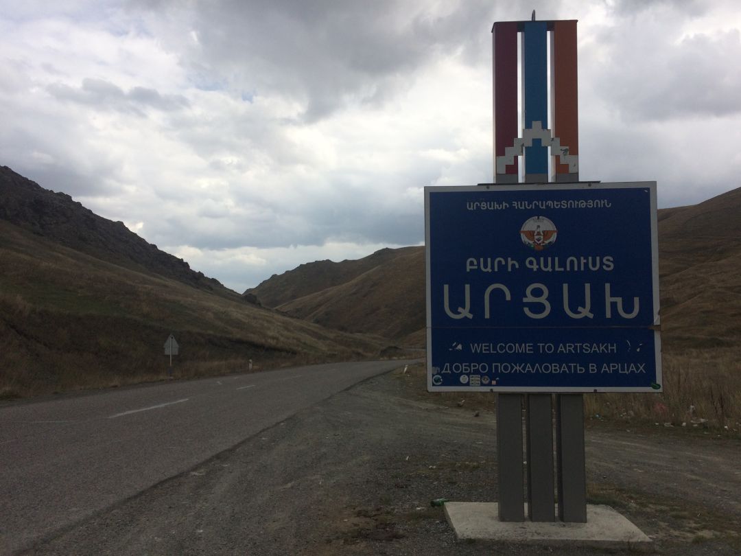 Acceso a Nagorno Karabaj desde una de las dos carreteras que unen el territorio con Armenia. Acceso a Nagorno Karabaj desde una de las dos carreteras que unen el territorio con Armenia.