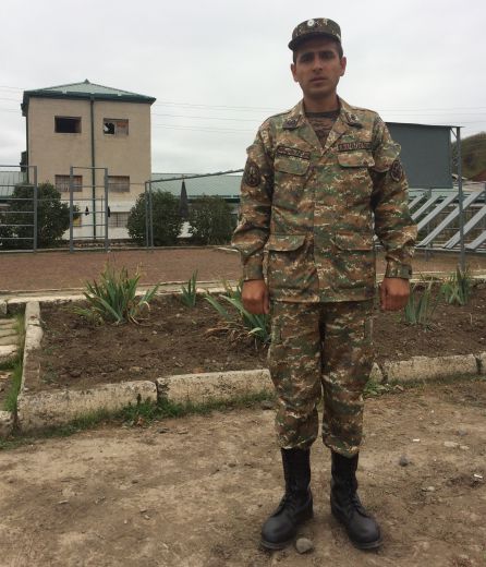 El oficial Sevak Ghulyan en las instalaciones militares en las que está destinado. El oficial Sevak Ghulyan en las instalaciones militares en las que está destinado.