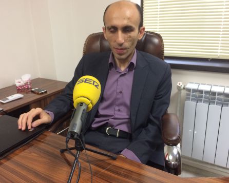 Artak Beglaryan en su oficina de Defensor de los Derechos Humanos de Artsaj Artak Beglaryan en su oficina de Defensor de los Derechos Humanos de Artsaj