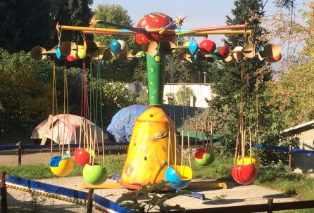 Atracción infantil en un parque situado en el centro de Stepanakert, la capital. Atracción infantil en un parque situado en el centro de Stepanakert, la capital.