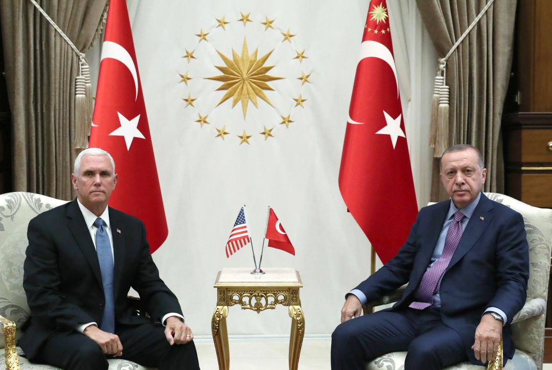 Mike Pence con Recep Tayip Erdogan en una reunión en Ankara, Turquía. Mike Pence con Recep Tayip Erdogan en una reunión en Ankara, Turquía.