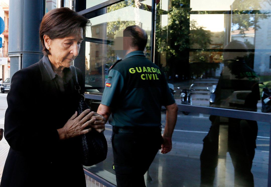 Antonia Martínez, la hermana de Carmen Martínez, viuda del expresidente de la Caja de Ahorros del Mediterráneo (CAM), Vicente Sala, a su entrada a declarar en los juzgados. Antonia Martínez, la hermana de Carmen Martínez, viuda del expresidente de la Caja de Ahorros del Mediterráneo (CAM), Vicente Sala, a su entrada a declarar en los juzgados.