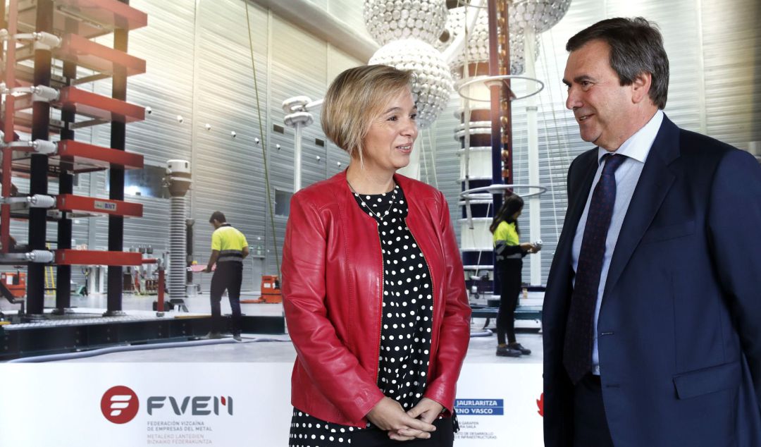 El presidente de la Federación Vizcaína de Empresas del Metal (FVEM), José Luis López Gil, (d) junto a la diputada de promoción económica, Ainara Basurko, (i) este jueves en presentación de la segunda edición del Día de la Industria. El presidente de la Federación Vizcaína de Empresas del Metal (FVEM), José Luis López Gil, (d) junto a la diputada de promoción económica, Ainara Basurko, (i) este jueves en presentación de la segunda edición del Día de la Industria.