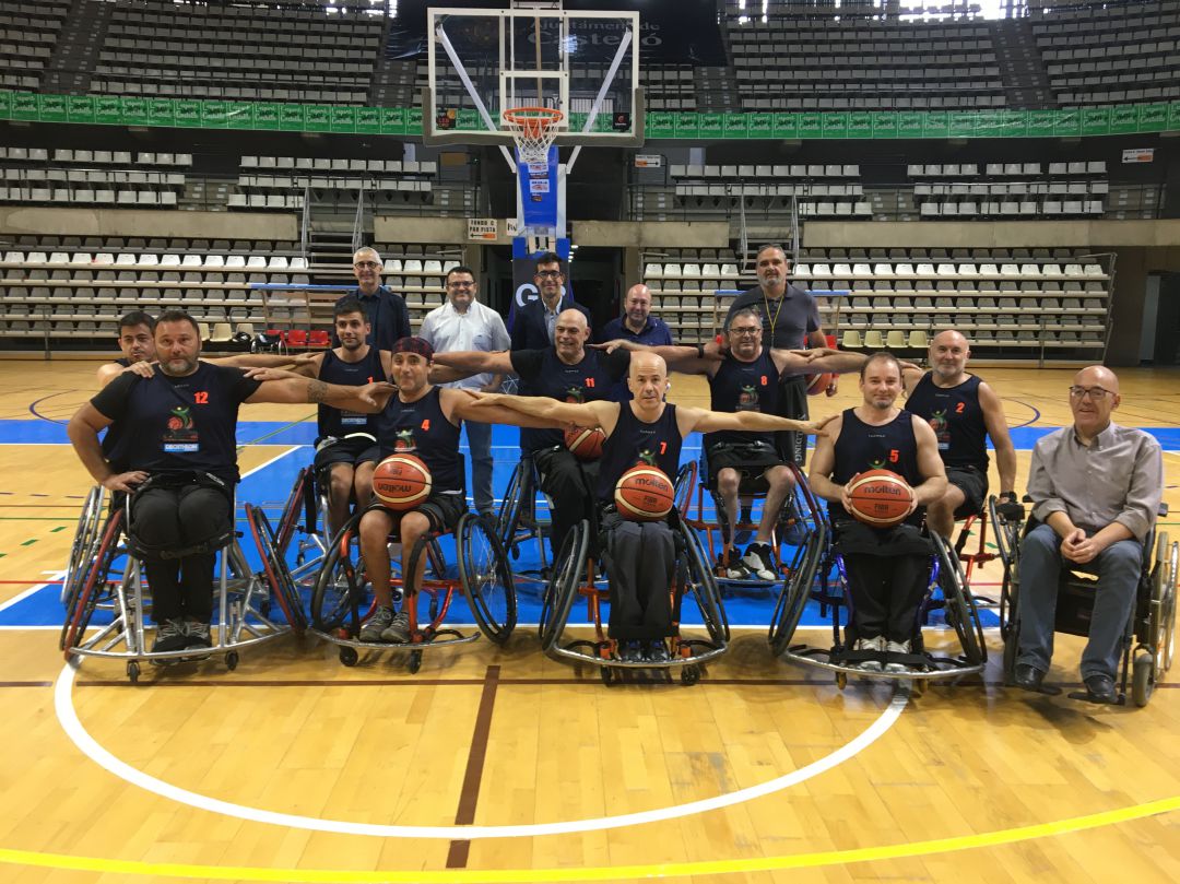 Los jugadores del equipo Cocemfe Castello BSR, con representantes de la entidad y de Ube. Los jugadores del equipo Cocemfe Castello BSR, con representantes de la entidad y de Ube.