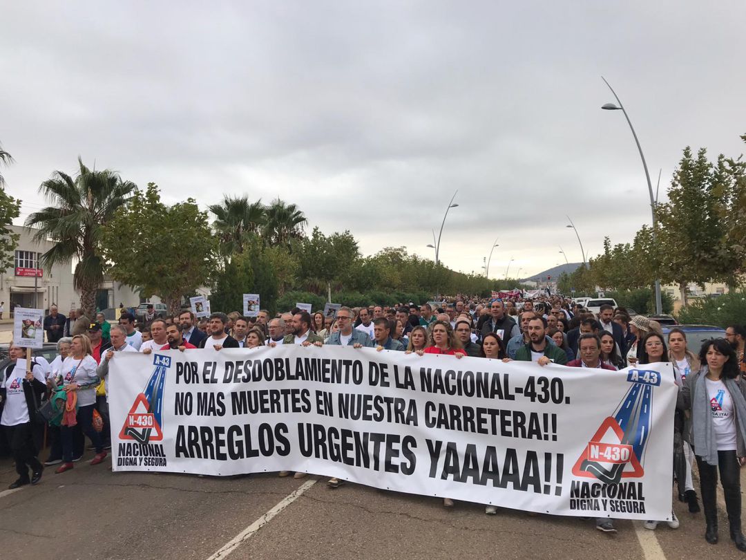 Varios miles de personas cortan la N-430 para reclamar su conversión en la A-43 Varios miles de personas cortan la N-430 para reclamar su conversión en la A-43
