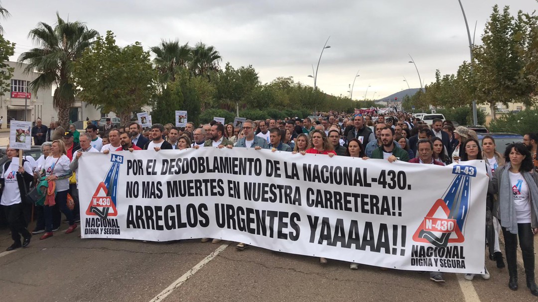 Varios miles de personas cortan la N-430 para reclamar su conversión en la A-43
