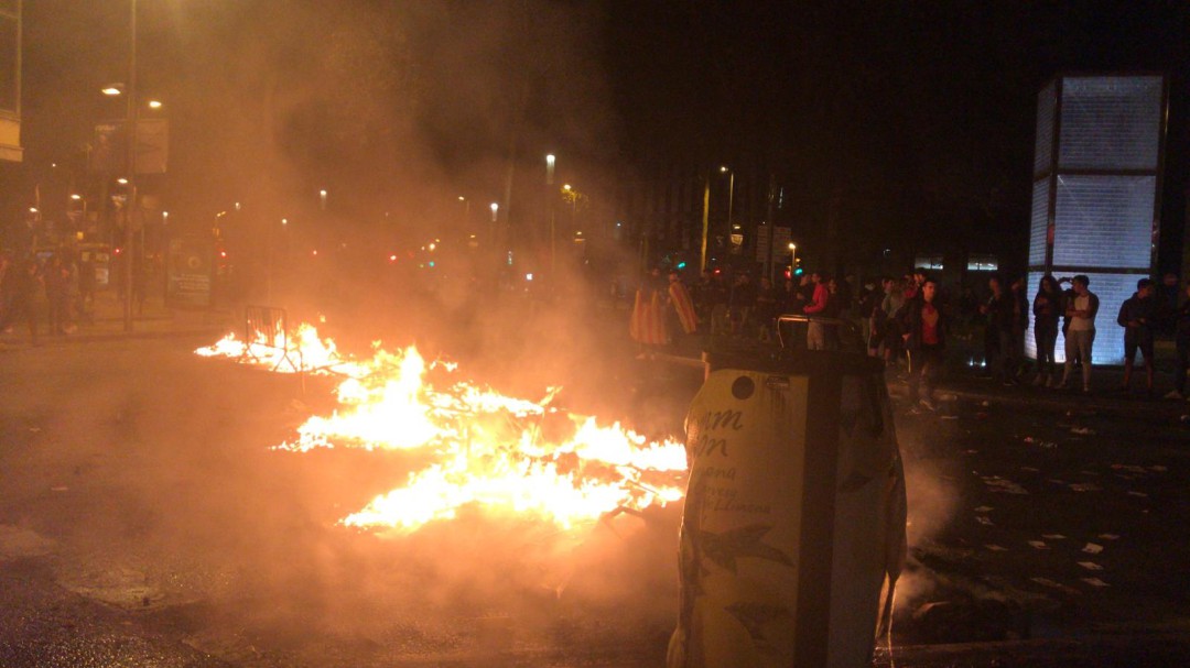 Tres detinguts i nou ferits en una nova nit de disturbis