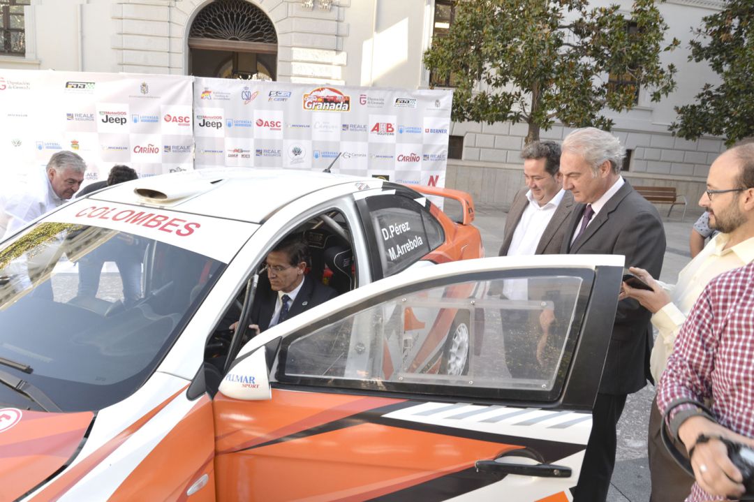 El alcalde de Granada, Luis Salvador, a bordo de uno de los coches que participarán en el Rally Ciudad de Granada El alcalde de Granada, Luis Salvador, a bordo de uno de los coches que participarán en el Rally Ciudad de Granada