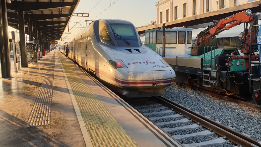 La falta de trenes impide poner ya en marcha el cuarto AVE a Madrid y el segundo a Barcelona