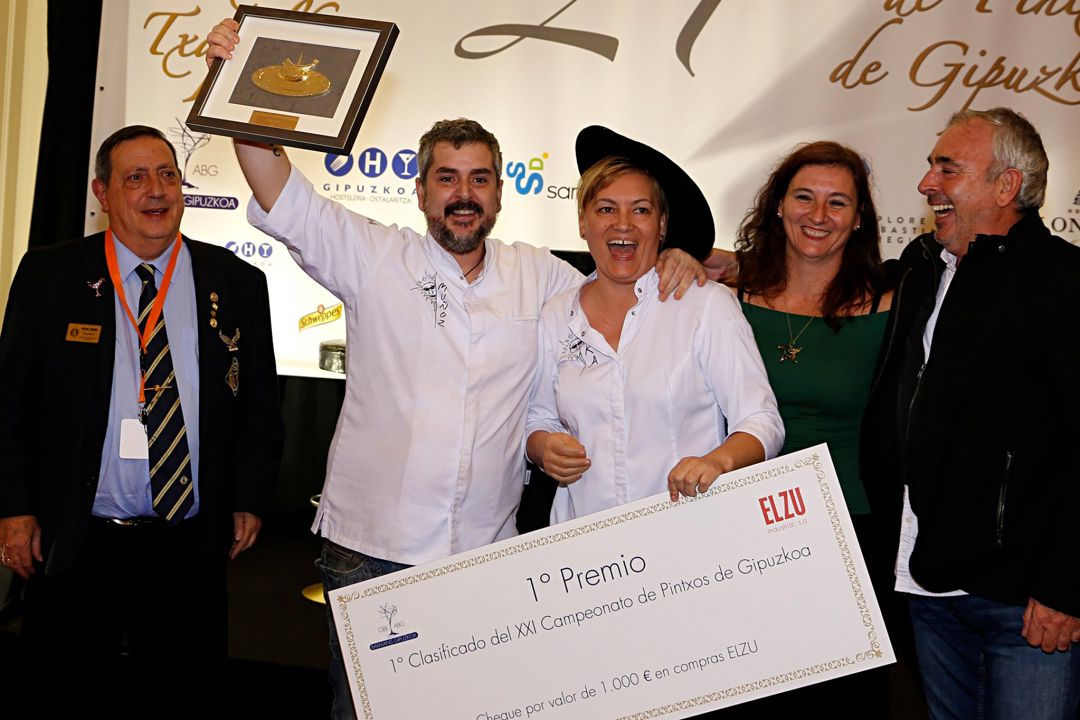 Mikel Muñoz y Mikaela Pop, recibiendo el Primer Premio del Campeonato de Gipuzkoa de Pintxos. Mikel Muñoz y Mikaela Pop, recibiendo el Primer Premio del Campeonato de Gipuzkoa de Pintxos.