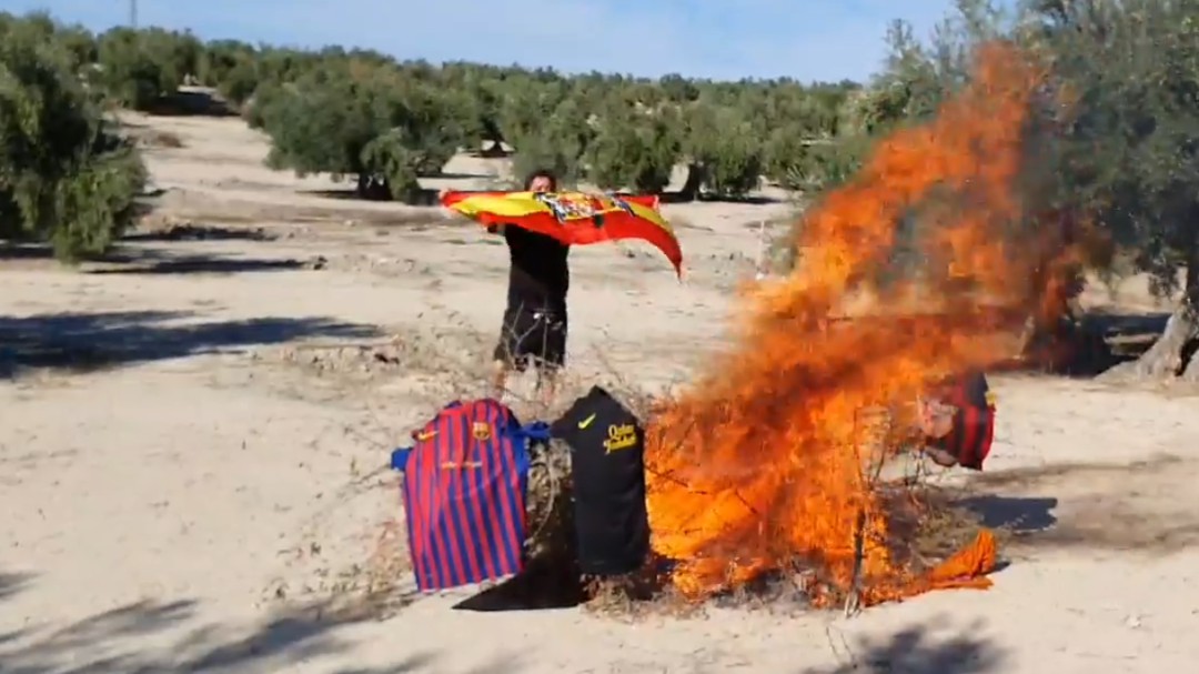 El vídeo viral de un simpatizante de Vox que quema camisetas del Barça