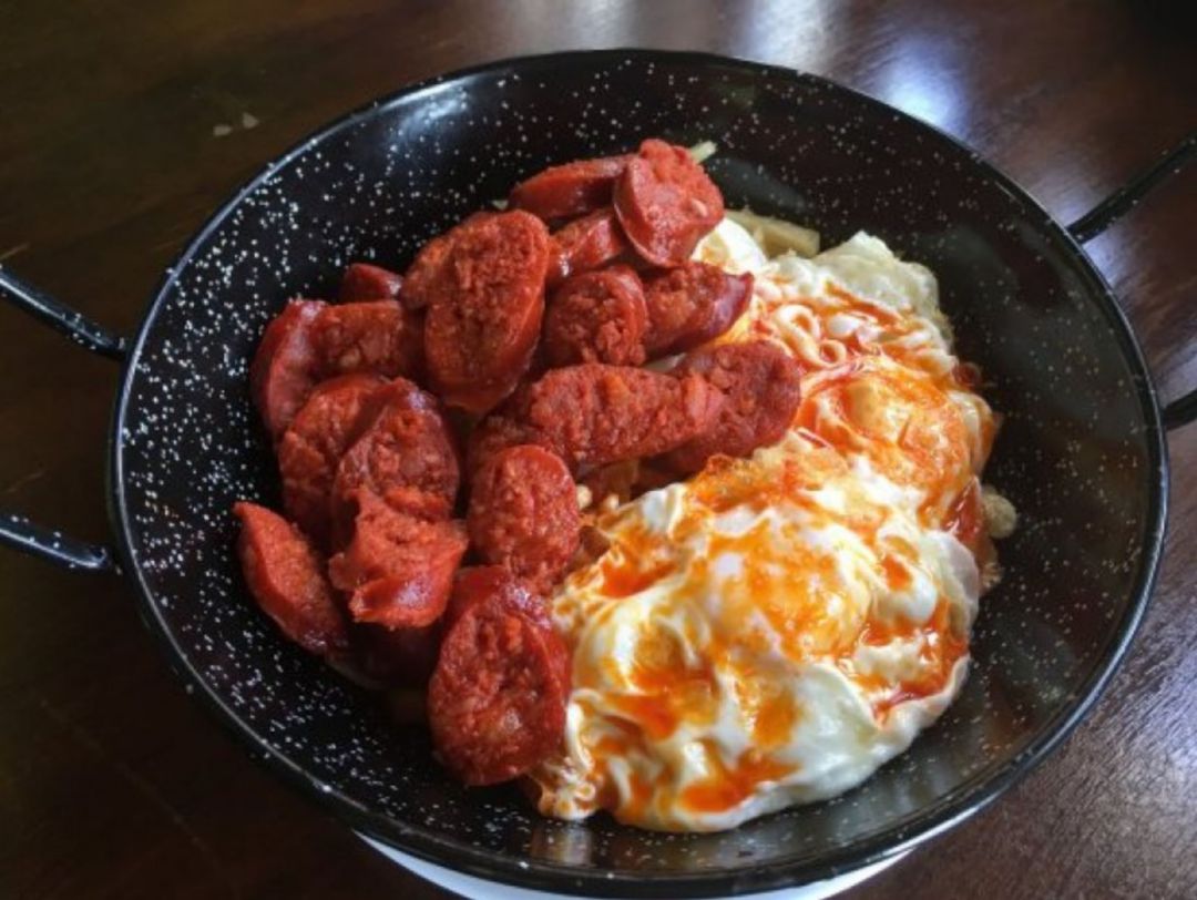 Cazuela de huevos fritos con chorizo Cazuela de huevos fritos con chorizo