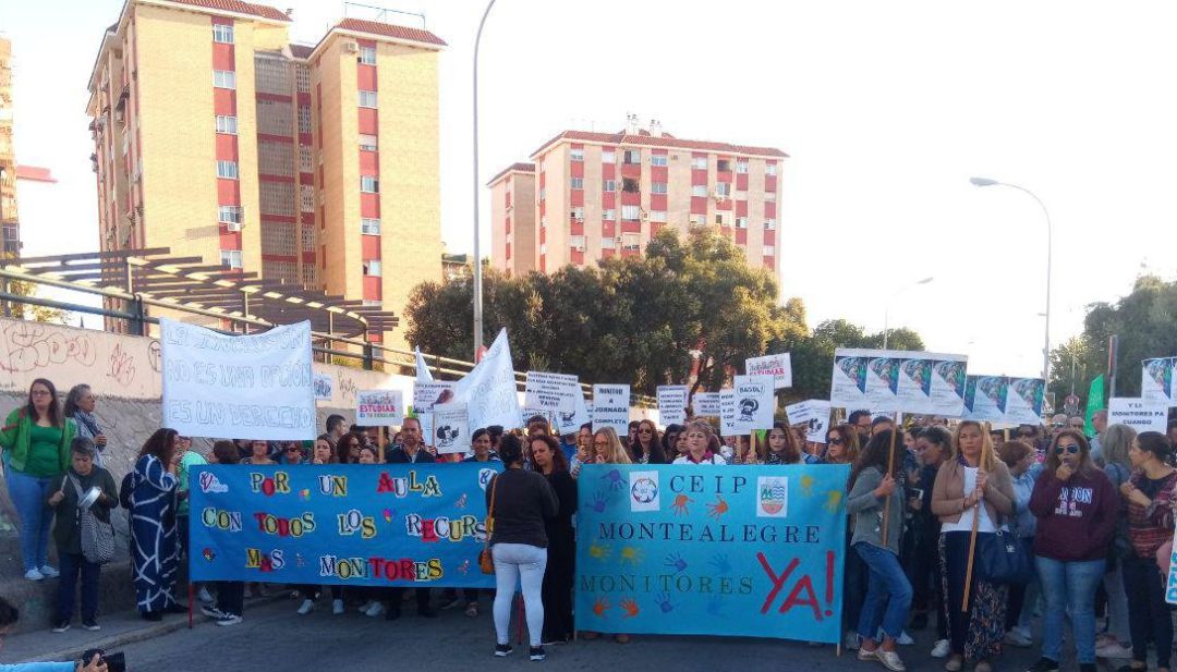 Padres de alumnos con necesidades especiales reclaman más monitores para sus hijos Padres de alumnos con necesidades especiales reclaman más monitores para sus hijos